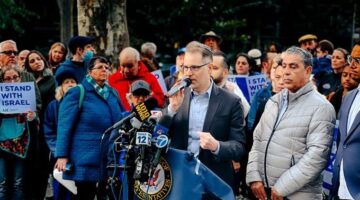 Manhattan Borough President, Mark Levine, speaking at Bennett Park vigil.